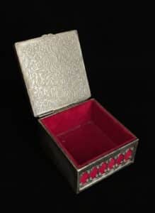 Vintage-Musical-Keepsake-Box-with-Marie-Antoinette-Portrait-second-image