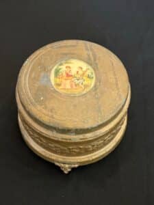 Vintage-Musical-Powder-Box-with-Romantic-Scene