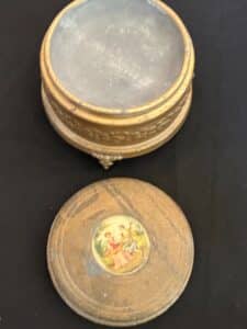 Vintage-Musical-Powder-Box-with-Romantic-Scene-second-image