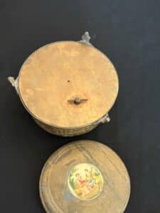 Vintage-Musical-Powder-Box-with-Romantic-Scene-third-image