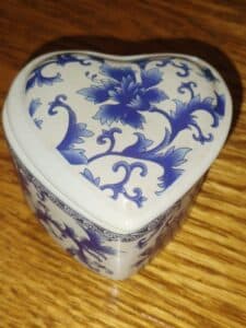 Blue-and-White-Porcelain-Heart-Shaped-Trinket-Box-by-Silvestri-1