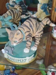 Border-Fine-Arts-Scaredy-Cat-Figurine-1