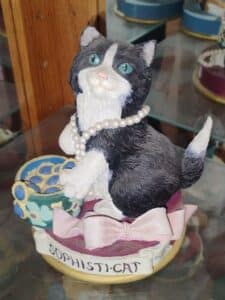 Enesco-Sophisti-Cat-Figurine-1