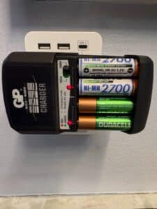GP-NiCd-or-NiMH-Battery-Charger-with-Sanyo-and-Duracell-AA-Batteries-1