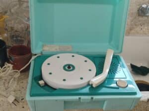 General-Electric-Model-VK-Portable-Record-Player