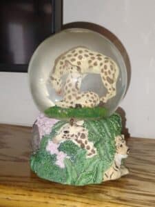 Giraffe-and-Tiger-Themed-Musical-Snow-Globe-1