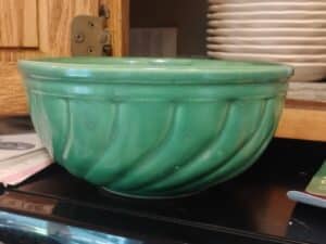 Hull-Pottery-Green-Swirl-Mixing-Bowl-1