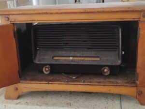 Philco-Transitone-Table-Radio-in-Wooden-Cabinet