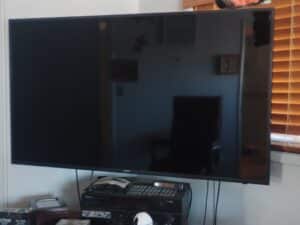 Samsung-Smart-LED-TV-with-Wall-Mount-1