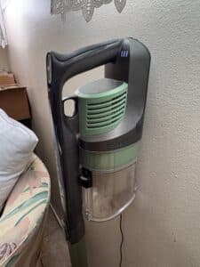 Shark-Rocket-Pro-Cordless-Stick-Vacuum-IZC-fourth-image