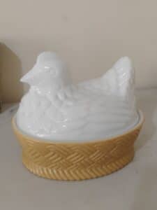 Vintage-Avon-Milk-Glass-Hen-on-Nest-Covered-Dish