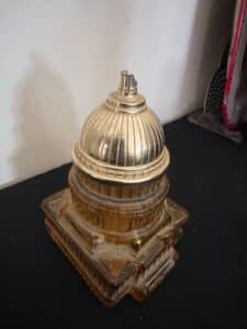 Vintage-Avon-The-Capitol-Tribute-After-Shave-Decanter-second-image