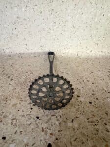 Vintage-Cast-Iron-Potato-Masher-second-image