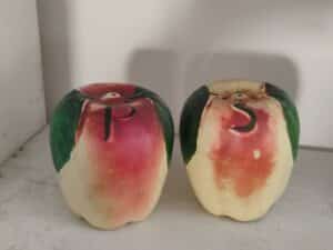 Vintage-Hull-Pottery-Blushing-Apple-Salt-and-Pepper-Shakers