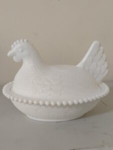 Vintage-Indiana-Glass-White-Milk-Glass-Hen-on-Nest-Covered-Dish