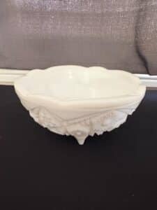 Vintage-McKee-Toltec-Pattern-Milk-Glass-Toed-Bowl