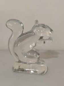 Vintage-New-Martinsville-Glass-Squirrel-Figurine