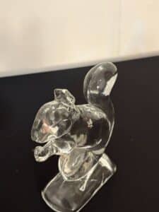 Vintage-New-Martinsville-Glass-Squirrel-Figurine-B-second-image