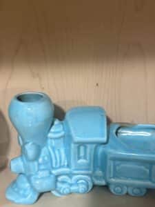 Vintage-Pottery-Train-Engine-Planter-second-image
