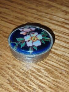 Vintage-Sterling-Silver-and-Guilloch-Enamel-Floral-Pill-Box