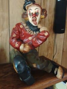 Vintage-Universal-Statuary-Corp.-Chalkware-Sitting-Clown-Figurine