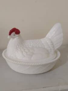 Vintage-Westmoreland-Milk-Glass-Split-Tail-Hen-on-Nest